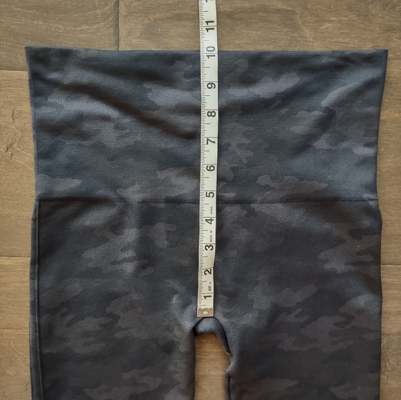 Spanx Seamless Black Camo Pattern Leggings - Picture 8 of 9